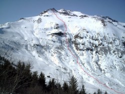 Peyre Asrse vu de la santoire-en rouge la Trace de la descente en skis